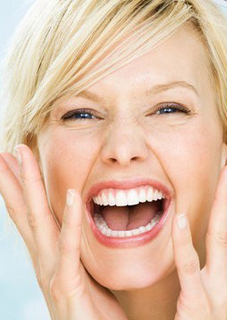 Чем отличается домашнее отбеливание зубов от профессионального отбеливания зубов